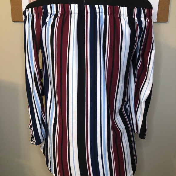 Cute off-shoulder blouse - Picture 2 of 8